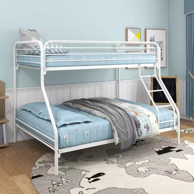 Letto a castello in metallo bianco a una piazza e mezza con ringhiera di sicurezza e scaletta, per 2