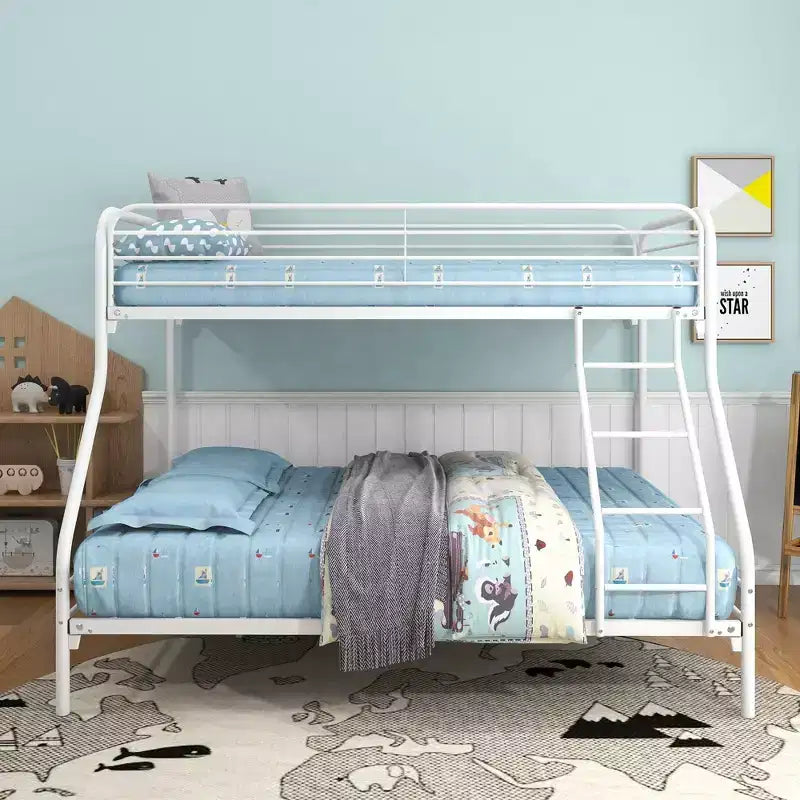 Letto a castello in metallo bianco a una piazza e mezza con ringhiera di sicurezza e scaletta, per 2