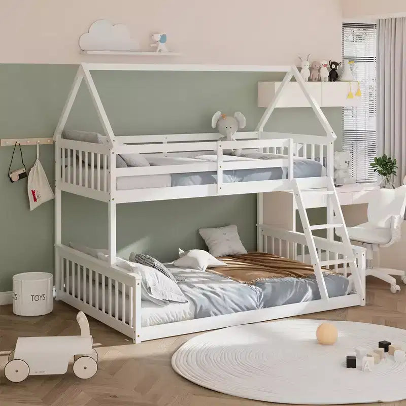 Letto a castello a casetta bianco con letto superiore singolo e inferiore a una piazza e mezza, con scaletta e spondine, convertibile in 2 letti, per 2 bambini