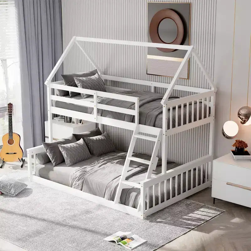 Letto a castello a casetta bianco con letto superiore singolo e inferiore a una piazza e mezza, con scaletta e spondine, convertibile in 2 letti, per 2 bambini